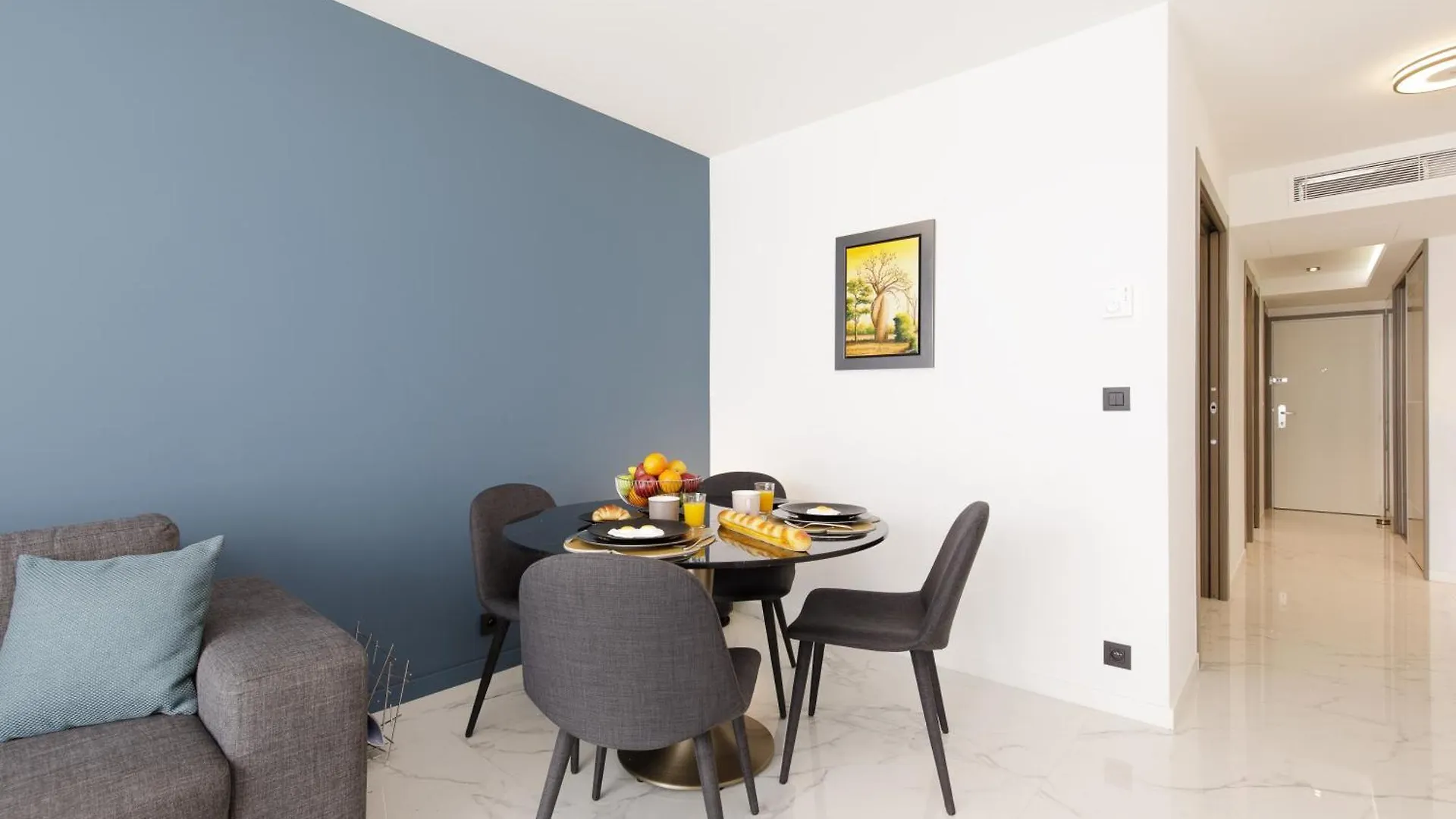 Gray D'Albion 3I7 Yourhosthelper Cannes Francia